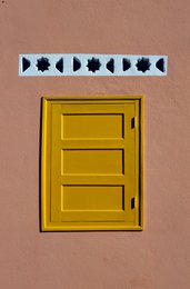 Archipel-des-Comores;-Architecture;-Couleurs;-Détail;-Façade;-France;-Kaleidos;-Kaleidos-images;-La-parole-à-limage;-Laurent-Abad;-Mayotte;-Mur-rose;-Océan-Indien;-Stories-Pictures;-Volet